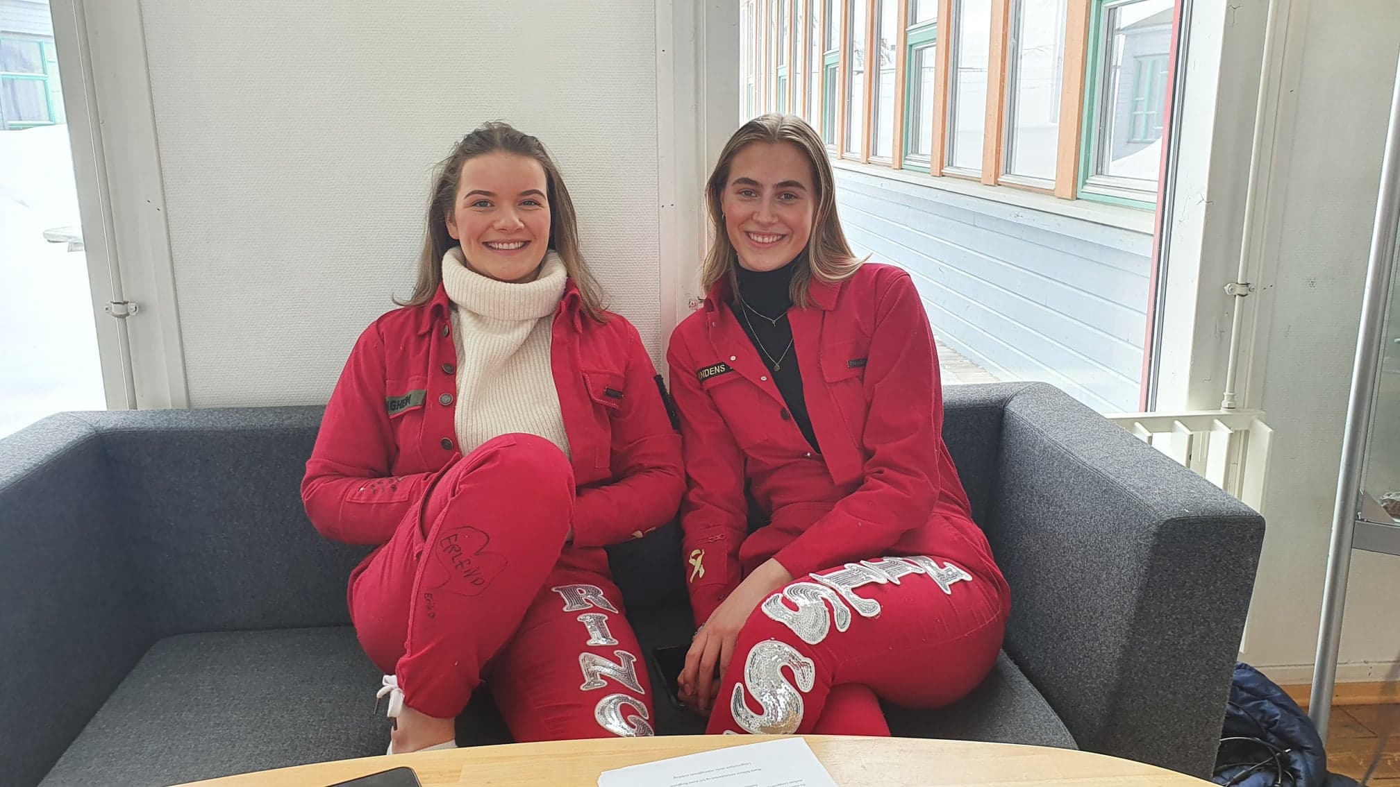 Marte Nilssen Alexandersen and Liv-Anna Ringheim from Longyearbyen skole