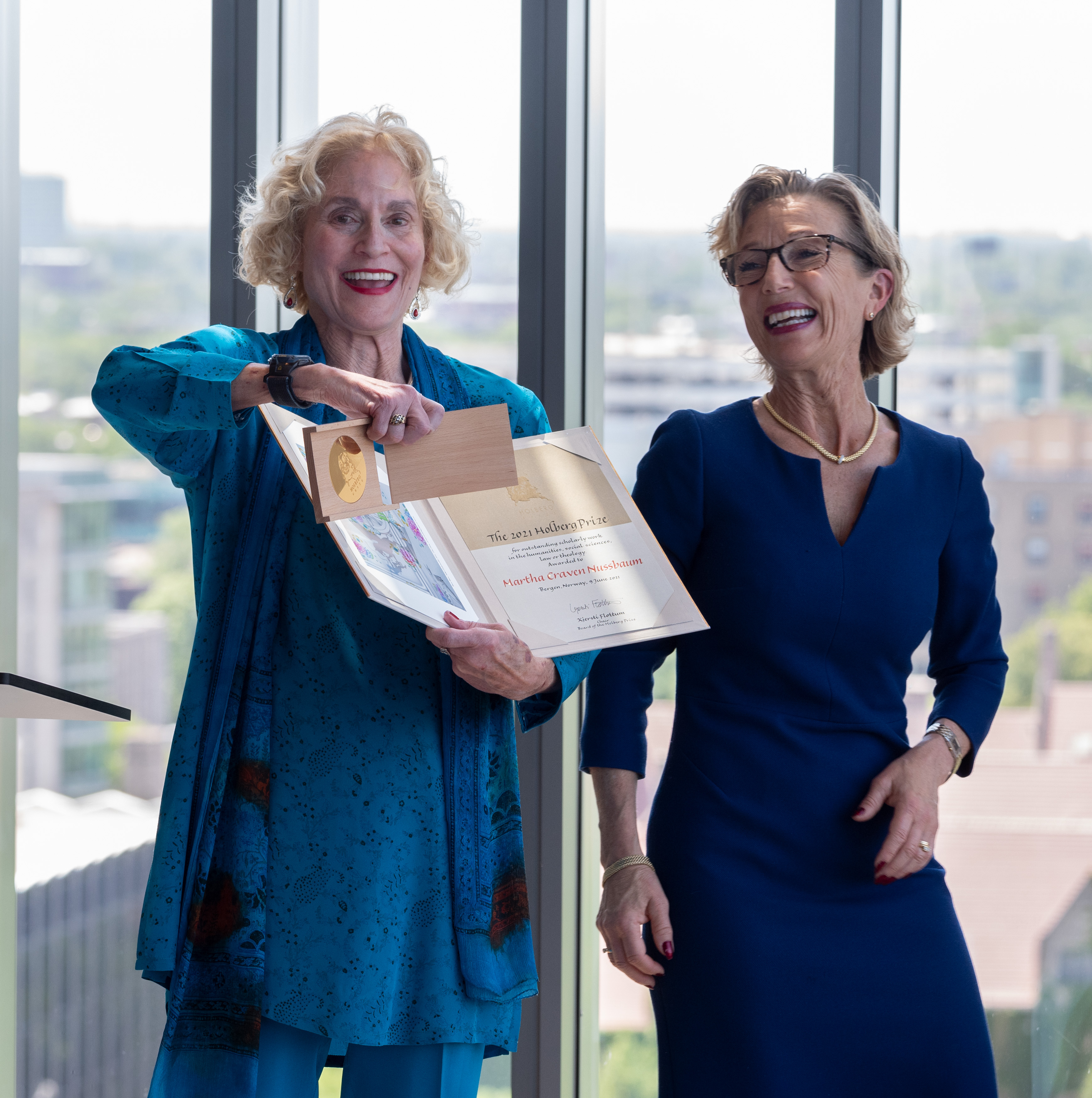 Holberg Laureate Martha C. Nussbaum and Harriet Berg, Norwegian Consul General in New York. (Foto: Alan Klehr / University of Chicago Law School)