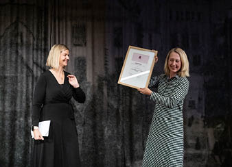 Kjersti Gjerde Brekklund mottar diplom fra kunnskaps- og integreringsminister Guri Melby. Foto: Thor Brødreskift