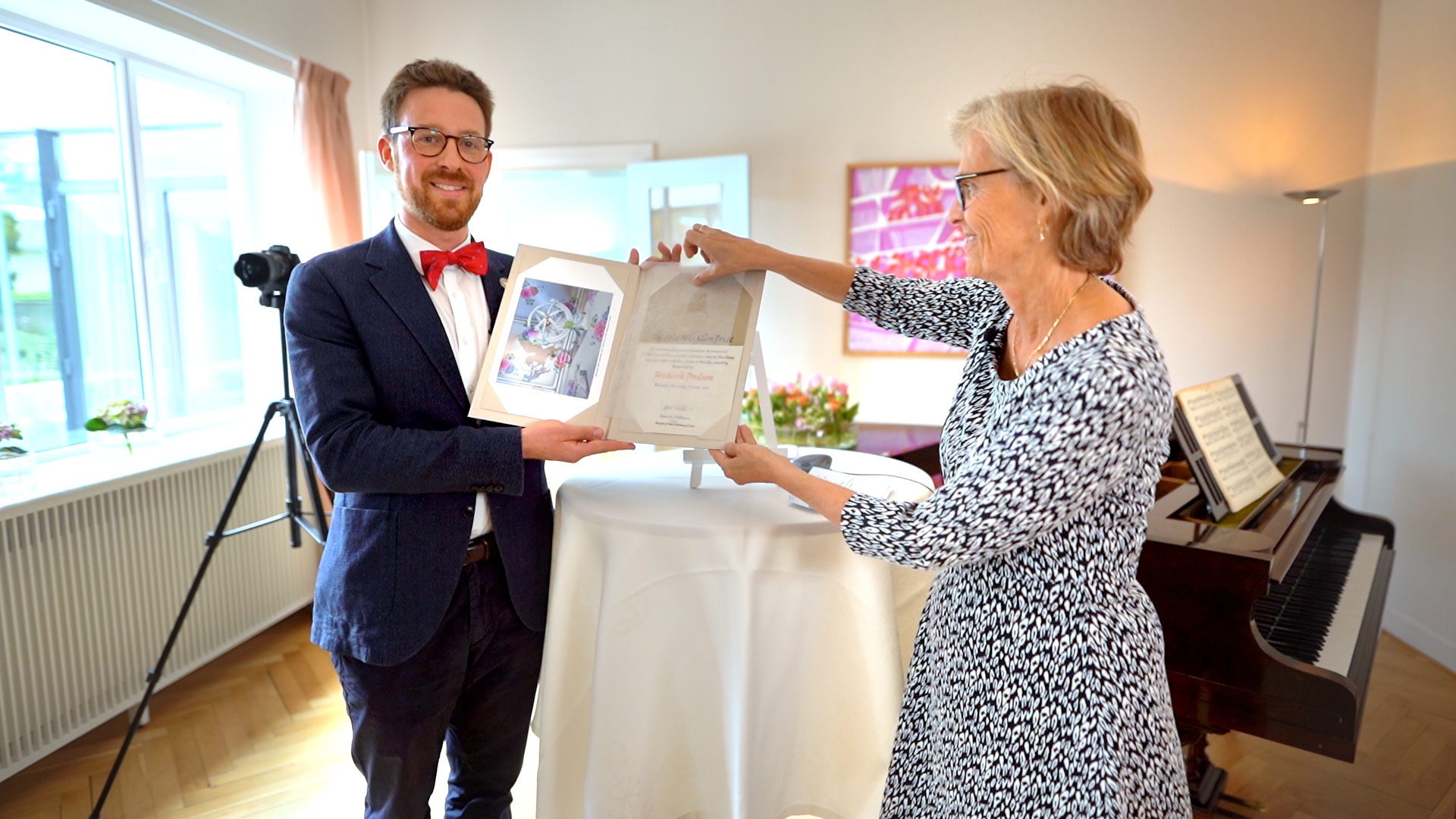 Overrekkelsesseremonien for Frederik Poulsen (t.v.) fant sted ved Norges Ambassade i København. Poulsen (t.h.) fikk overrakt prisen av Norges ambassadør i Danmark, Aud Kolberg (t.h.). (Foto: Jacob Kjerumgaard / Holbergprisen)