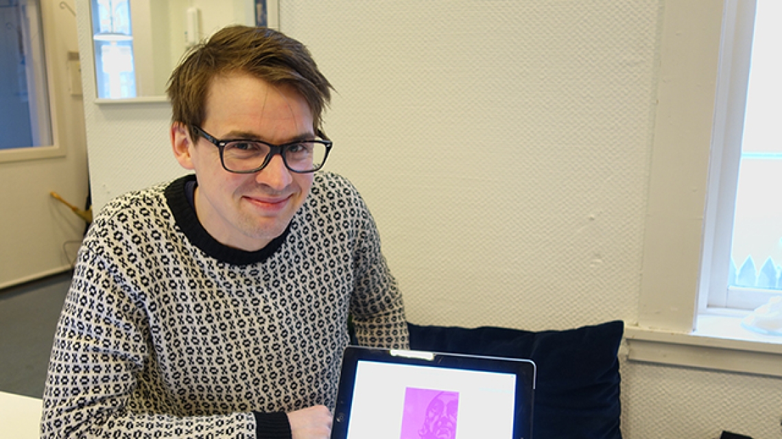 Knut Melvær viser frem e-bok på skjerm