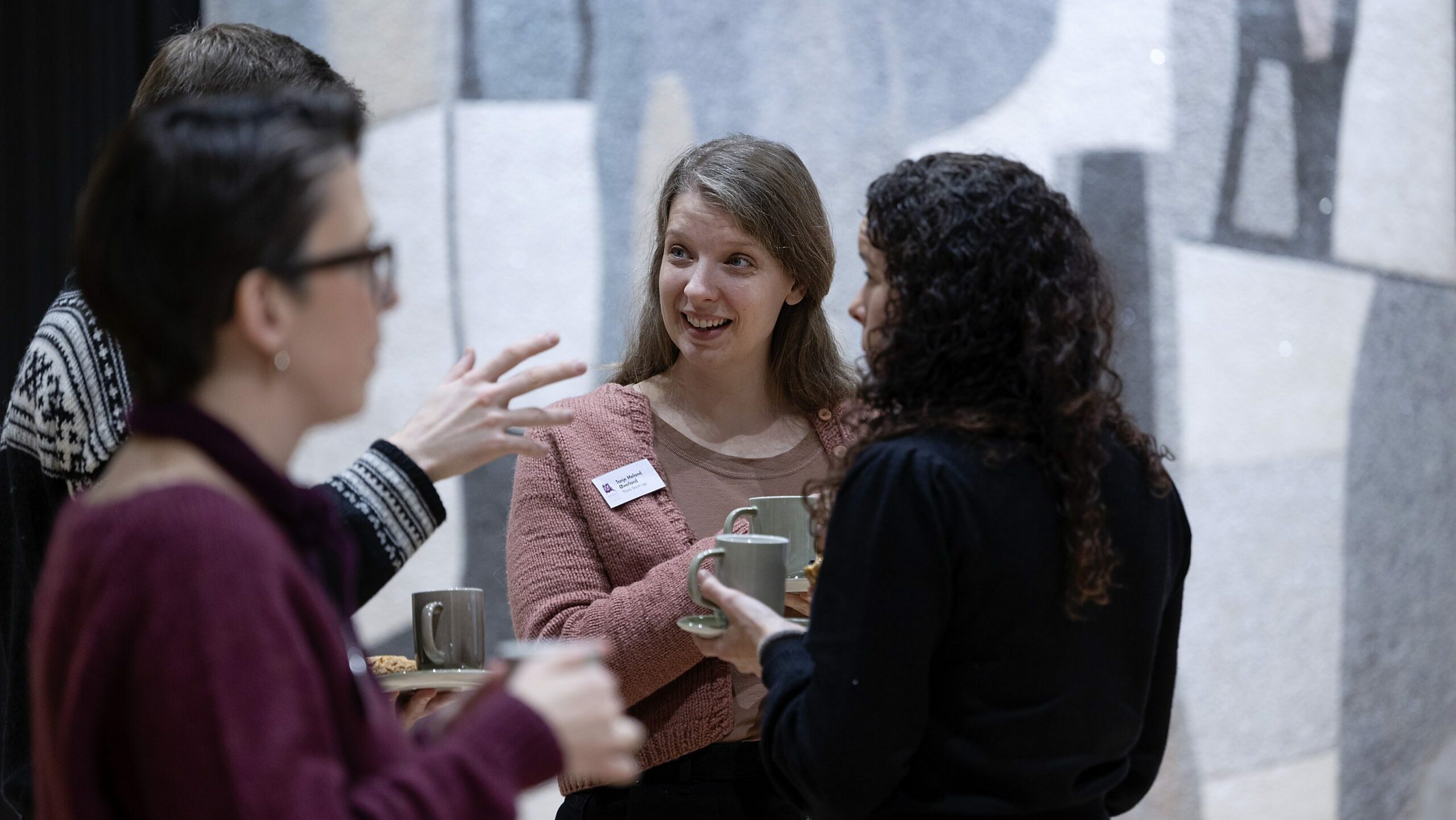Engasjerte samtaler var det mange av under lærerseminaret 23/24. Her i Storsalen på NG5. Foto: Silje Katrine Robinson