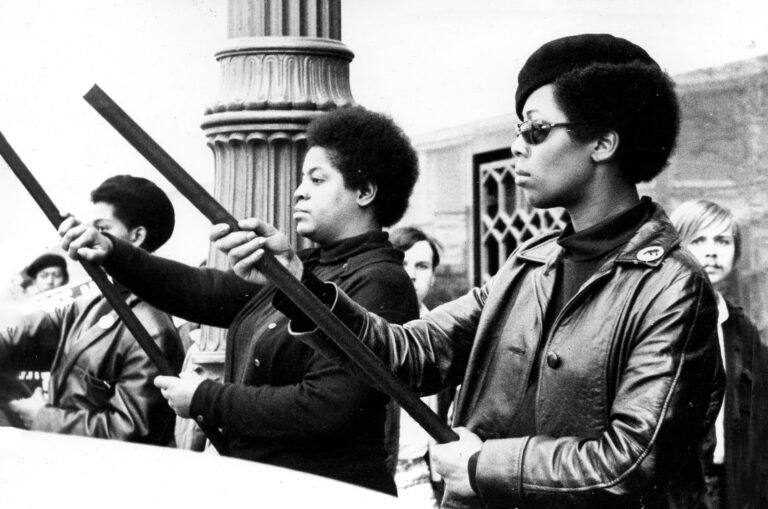 Aktivister fra Detroit Black Panthers under en demonstrasjon i 1969.