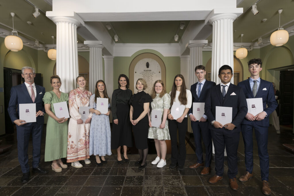 Fra venstre: Øyvind Skaarer, Ingrid Krogh Nøstdal, Vilde Seip Frydenlund, Linnéa Sofie Hermansen-Lind, kunnskapsminister Kari Nessa Nordtun, Nils Klim-prisvinner Daniela Alaattinoğlu, Rakel Rasmussen Folkestad, Linnea Aleksandra Ytterland, Finn Lehmann, Nyan Linn Kyaw-Thwin, Viljar Bell.