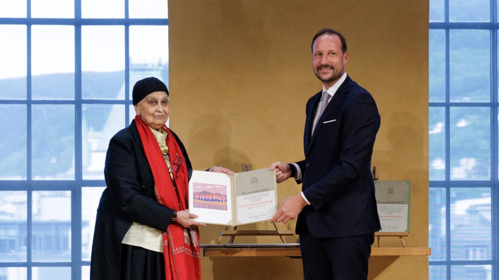 Holbergprisvinner Gayatri Chakravorty Spivak mottar prisen av H.K.H. Kronprins Haakon. Foto: Eivind Senneset.