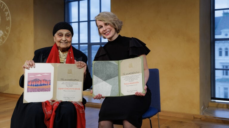 Holbergprisvinner Gayatri Chakravorty Spivak og Nils Klim-prisvinner Daniela Alaattinoğlu. (Foto: Eivind Senneset.)