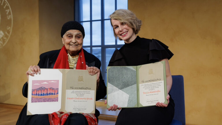 Holbergprisvinner Gayatri Chakravorty Spivak og Nils Klim-prisvinner Daniela Alaattinoğlu. (Foto: Eivind Senneset.)