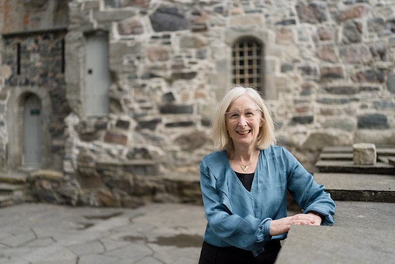 Lyndal Roper utenfor Rosenkrantztårnet i Bergen. (Foto: Eivind Senneset)